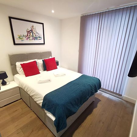 City Prime Apartments London Eksteriør bilde A bedroom in a serviced apartment in London