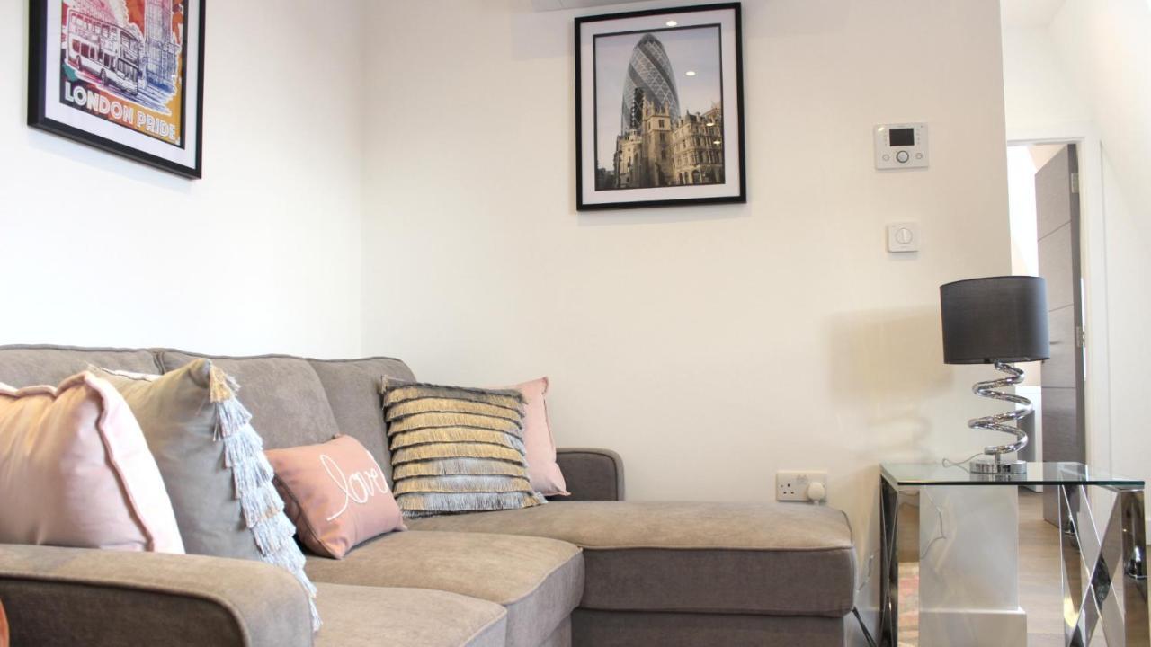 City Prime Apartments London Eksteriør bilde A living room in a serviced apartment in London