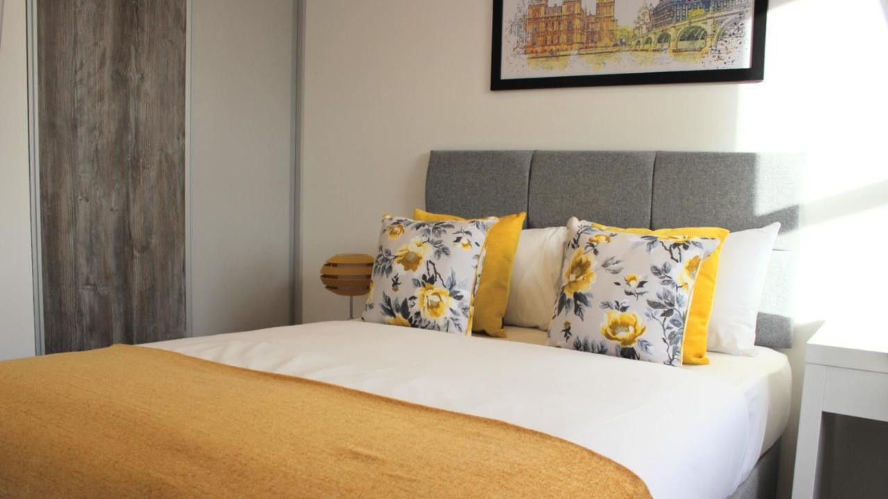 City Prime Apartments London Eksteriør bilde A bed with cushions