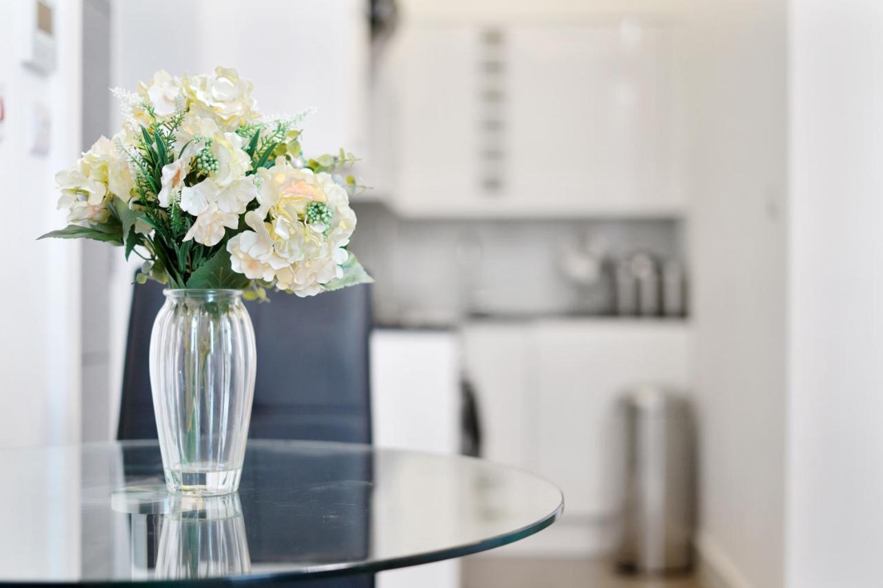 City Prime Apartments London Eksteriør bilde A vase of flowers